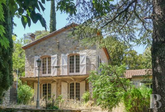 paca - À 15 min de Toulon et de Hyères, une maison de 180 m² en pierre de taille, comprenant deux appartements sur un terrain de 5 ha en partie constructible